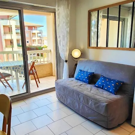 Nest With Balcony Close To The Sea 아파트